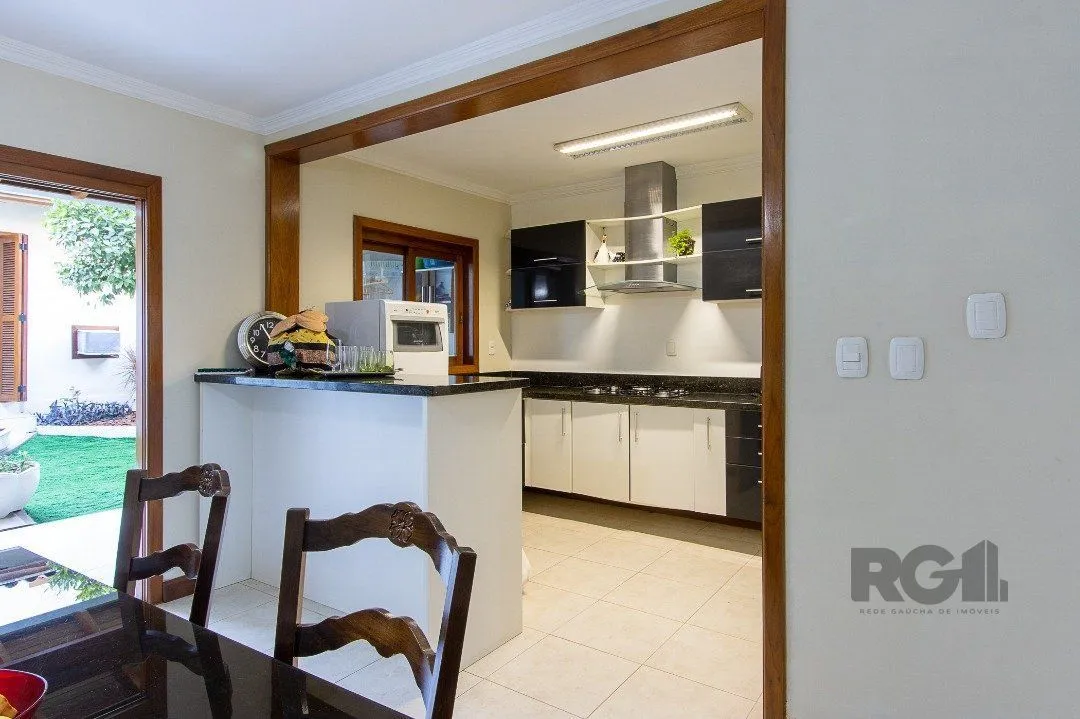 Imagem Casa para Venda - 300m², 5 dormitórios, sendo 1 suites, 4 vagas - Portal do Guarujá
