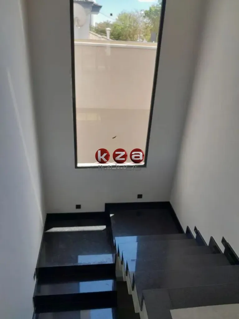 Imagem Luxuosa Casa em Condomínio à Venda em Valinhos-SP, Bairro Le Village 3 Quartos, 3 Suítes, 2 Salas, 5 Banheiros, 2 Vagas, 230m².