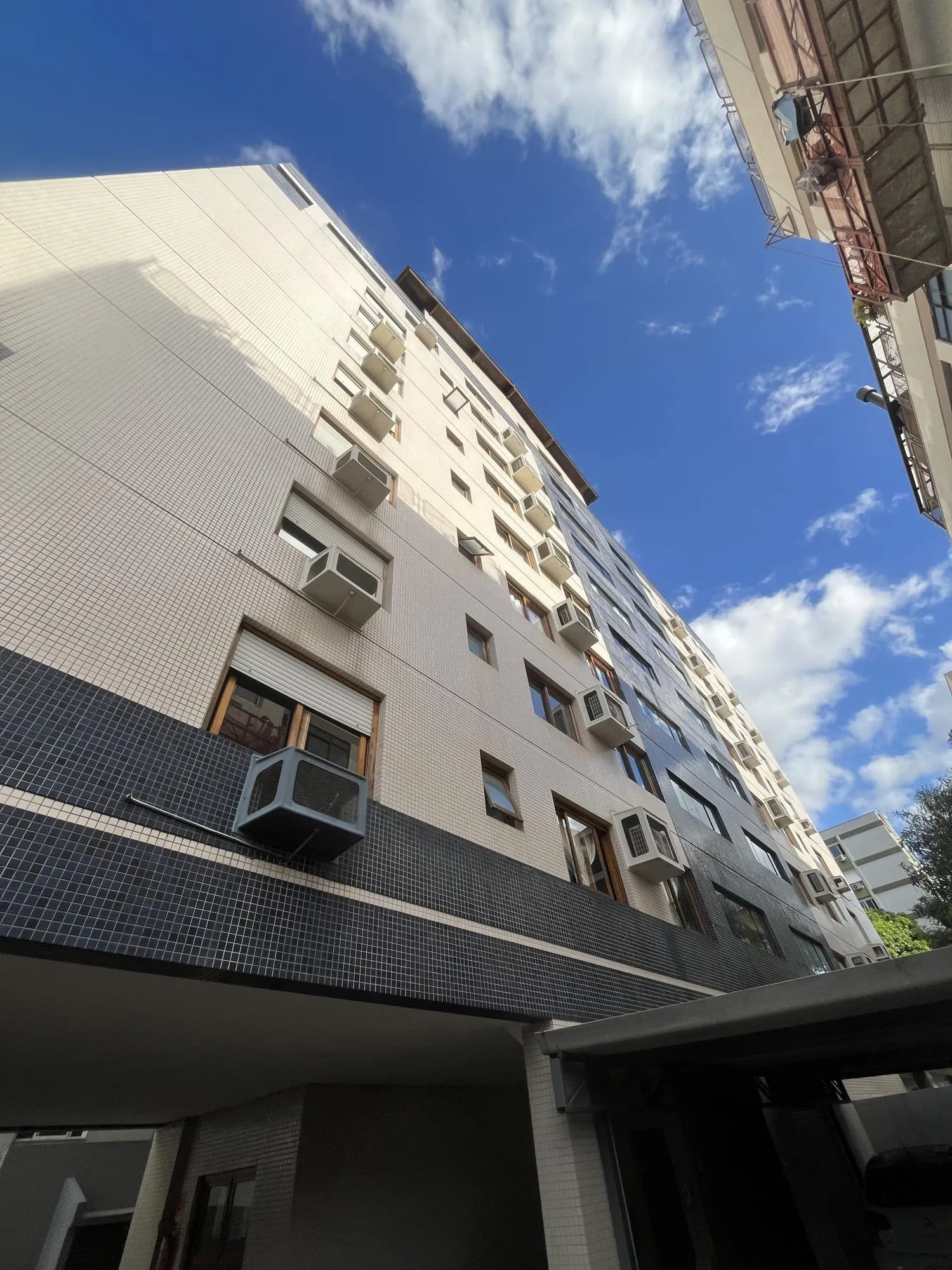 Imagem Apartamento de 3 quartos, suíte e 2 vagas de garagem no bairro Santana em POA