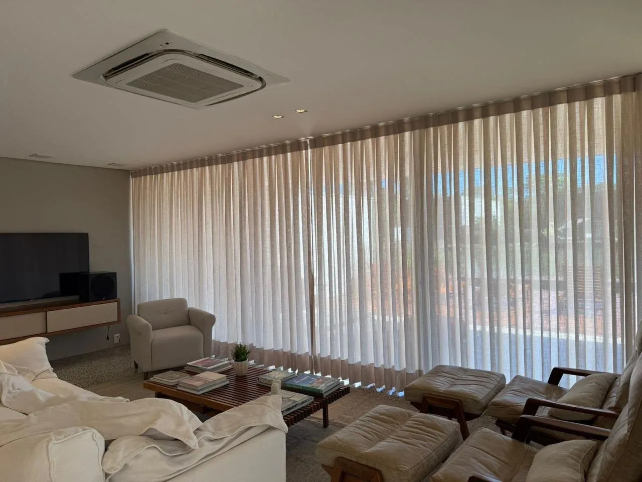 Imagem Casa de luxo para alugar na Fazenda Boa Vista, Villa Fasano dos Lagos, 462 m², 4 suítes, vista para o lago e lazer completo