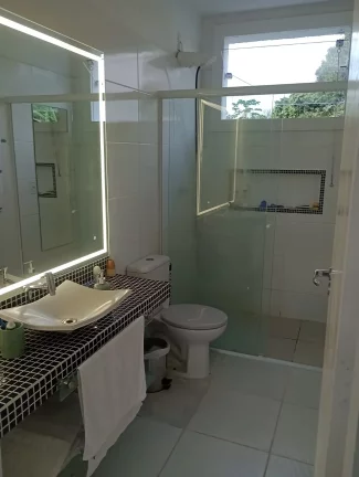 Imagem Casa robusta e bem localizada em Garopaba: ideal para quem ama natureza e conforto.