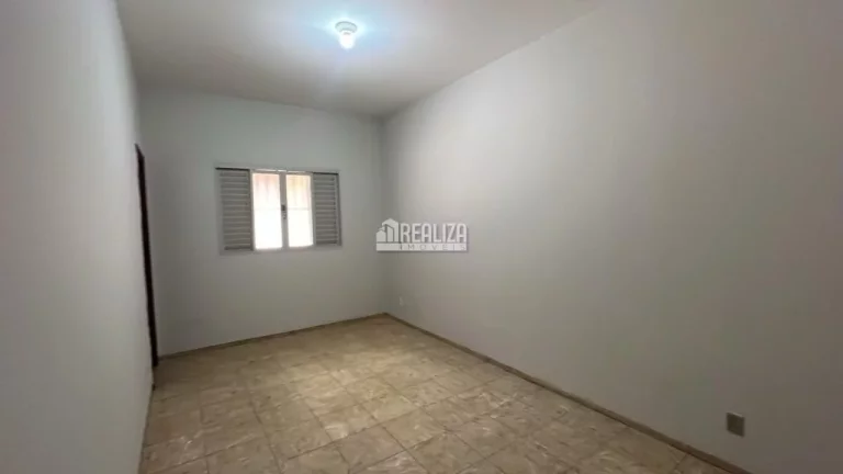 Imagem Casa à venda em Uberaba: 2 dormitórios, suíte, 4 garagens e quintal amplo
