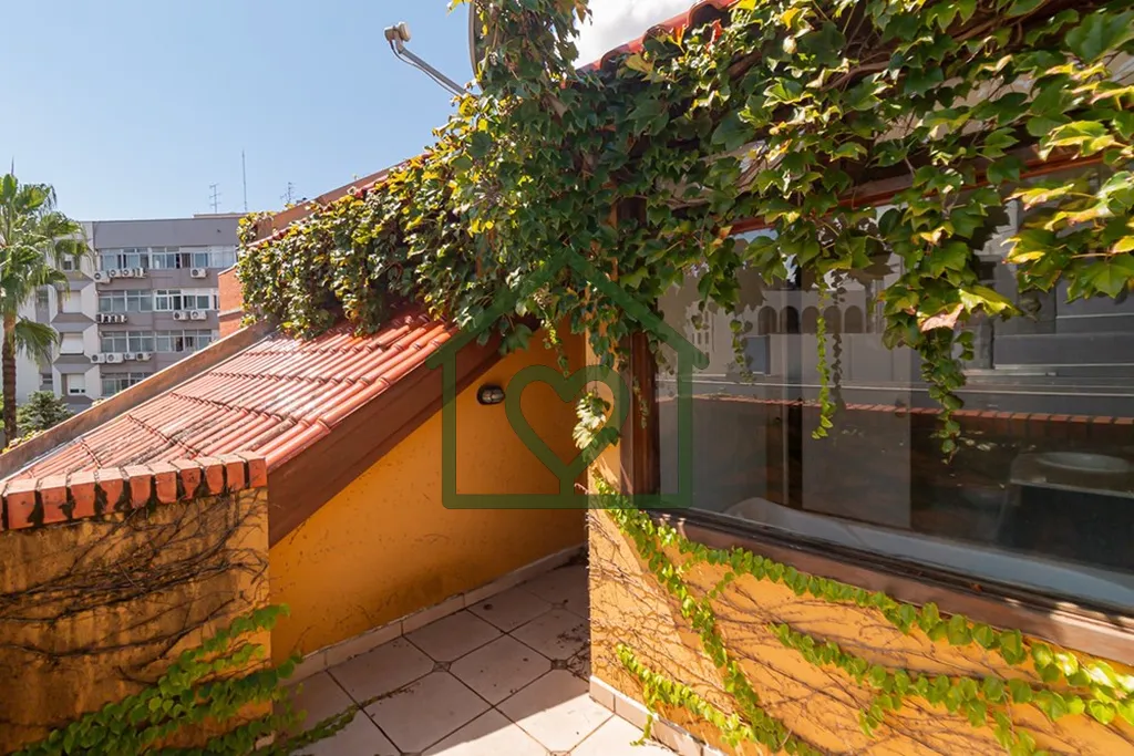 Imagem Apartamento com 94 metros privativos, cozinha integrada com área social, sacada fechada e banheiro,...
