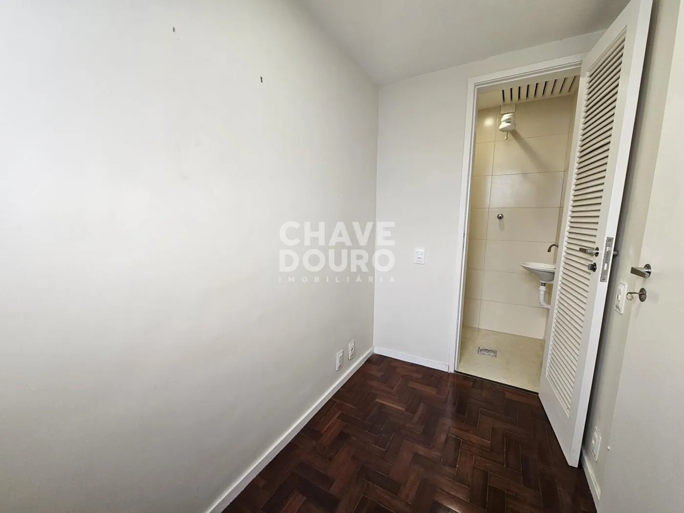Imagem Apartamento de 2 quartos + dependência, varanda, 2 vagas e elevador.