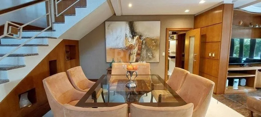 Imagem Excelente casa de 386m² com 04 dormitórios sendo 03 suítes.