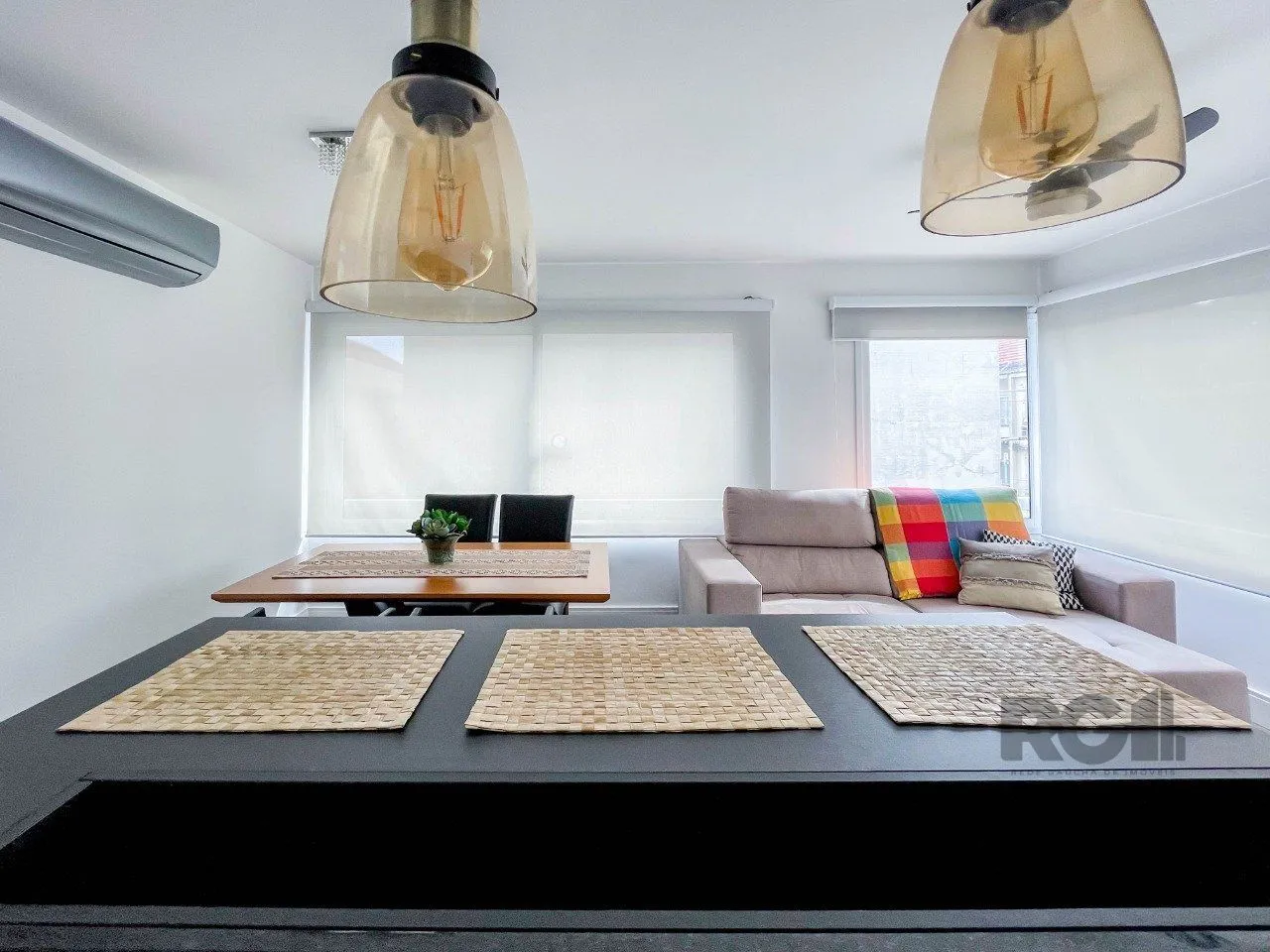 Imagem APARTAMENTO MOBILIADO 70M² DE 2 DORMITÓRIOS E 1 VAGA - BAIRRO MENINO DEUS