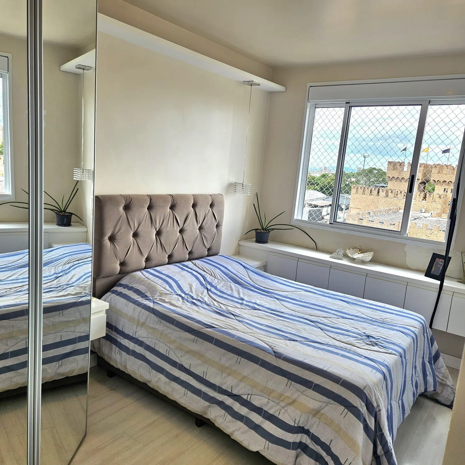 Imagem apartamento de 02 dormitórios com sacada e garagem