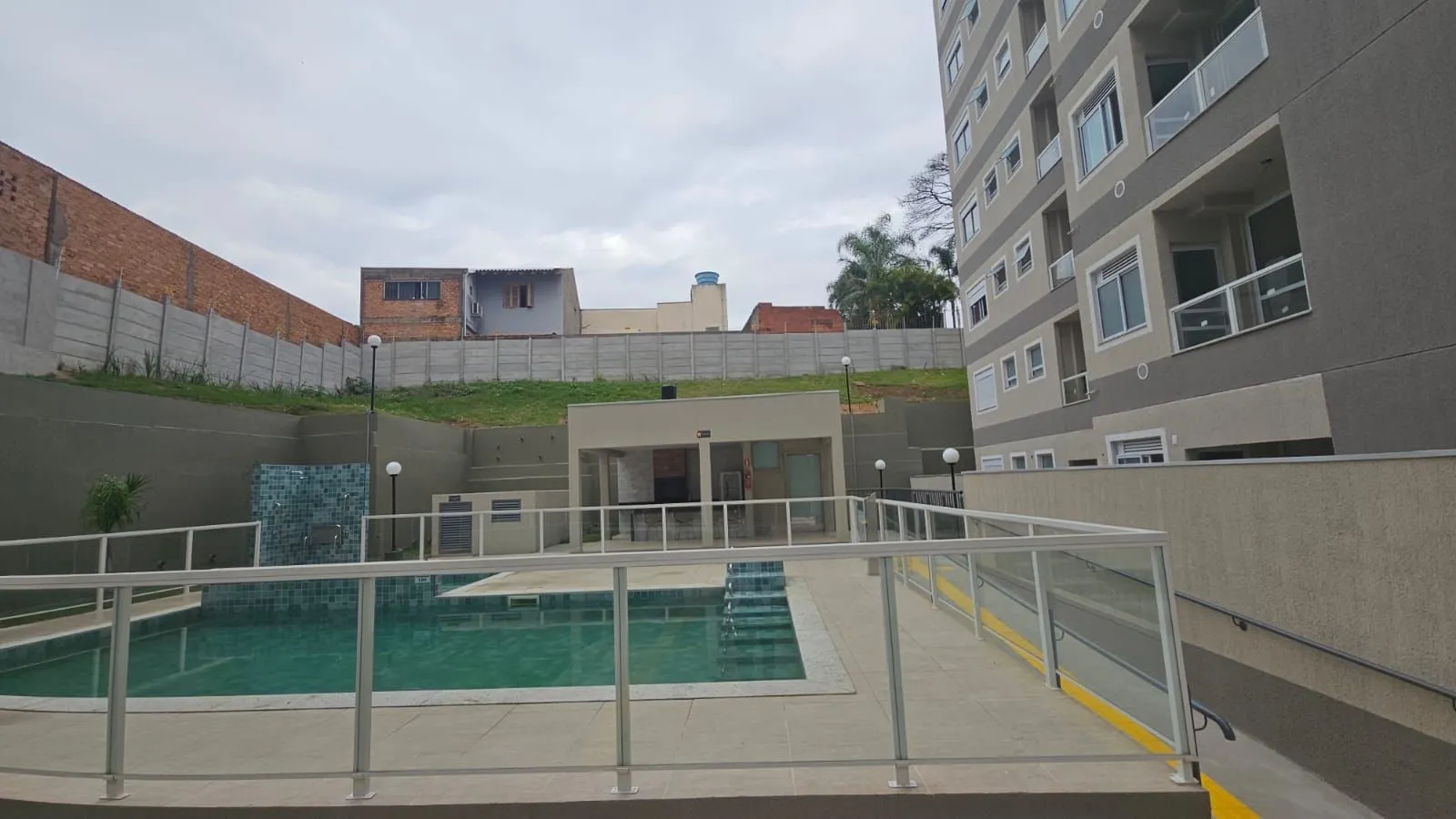 Imagem Apartamento 2 dormitórios , suíte , sacada com churrasqueira , 1 vaga de garagem coberta !