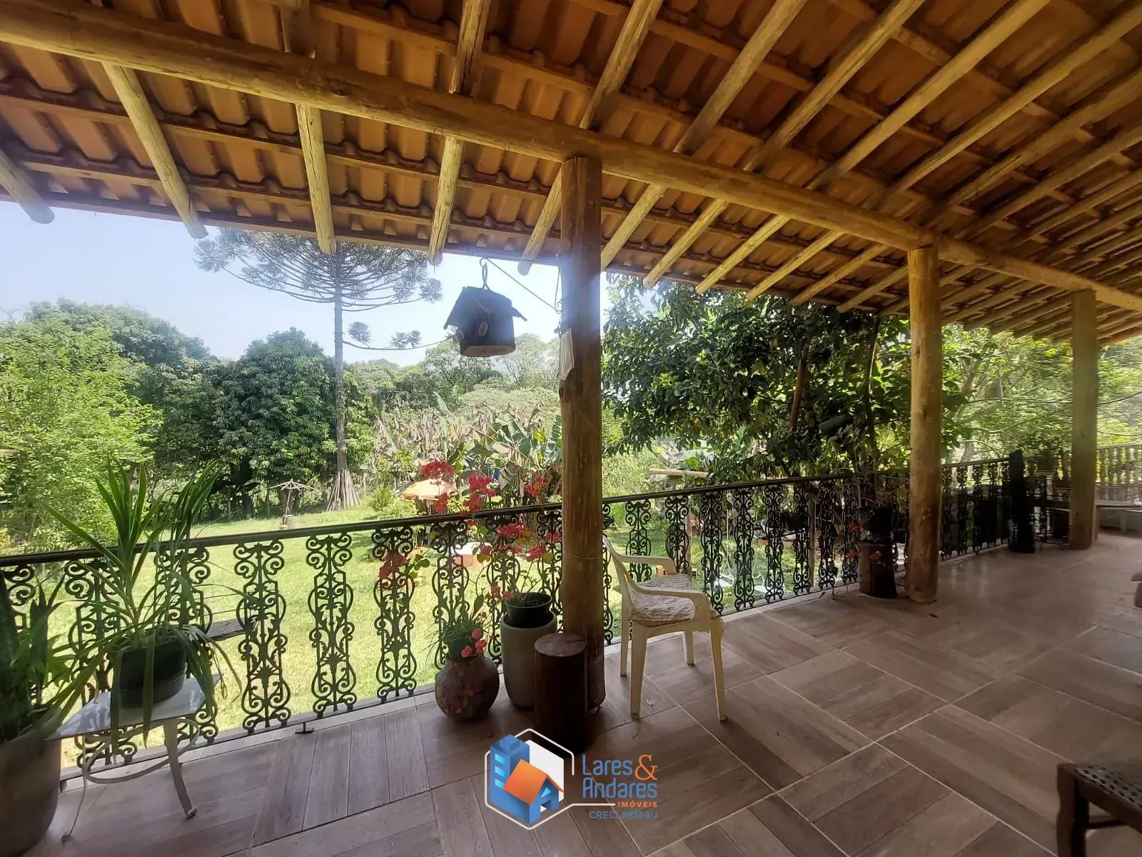 Imagem CASA RÚSTICA EM CONDOMÍNIO, 243 M² DE ÁREA ÚTIL, ÁREA TOTAL DE 1.801 M², 2 SUÍTES, 3 SALAS, 3 VAGAS E PORTARIA 24 HORAS - COTIA - SP