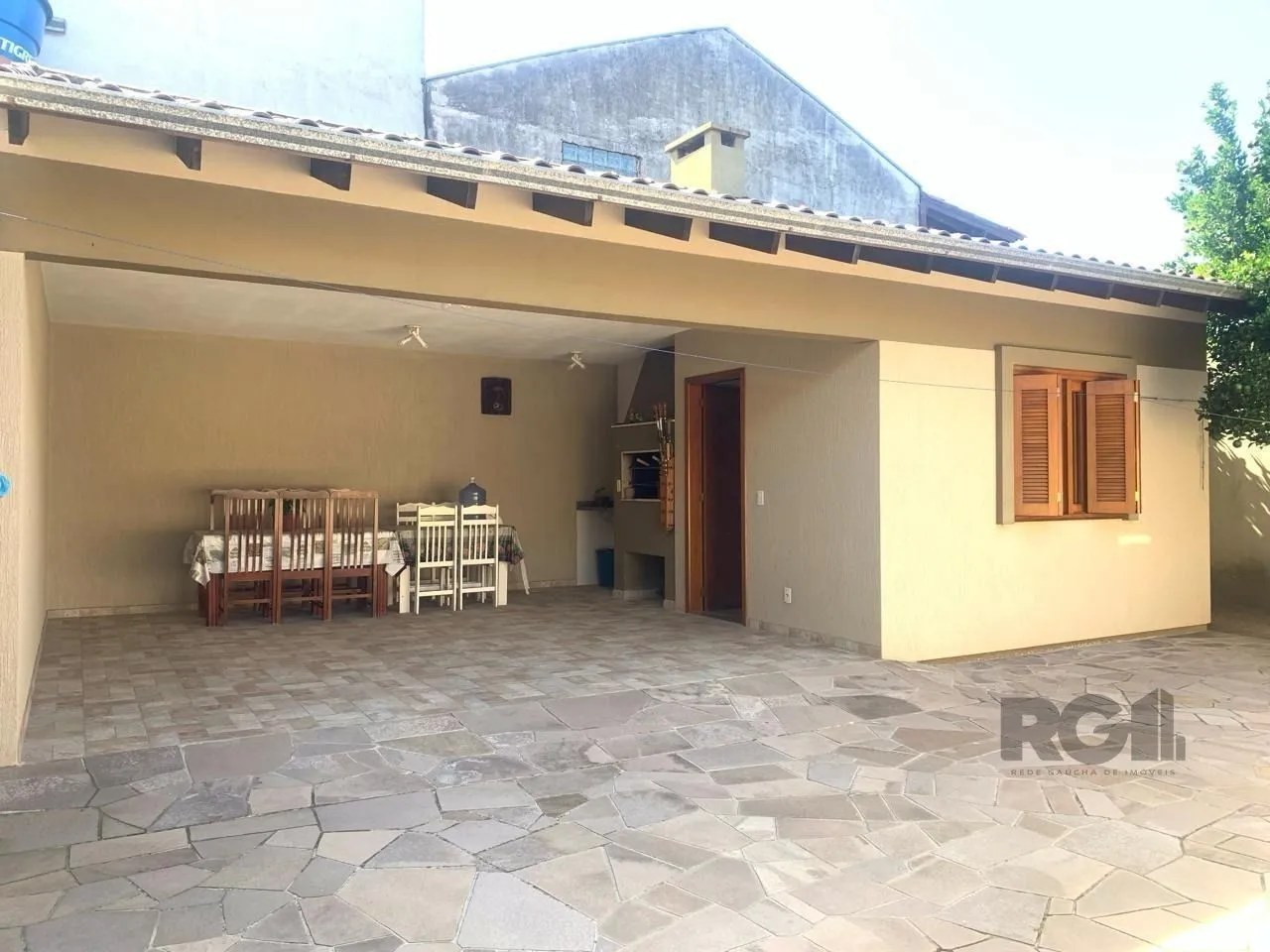Imagem Casa com 3 quartos, 1 suíte, 3 vagas e 182m² para vender por R$ 890.000