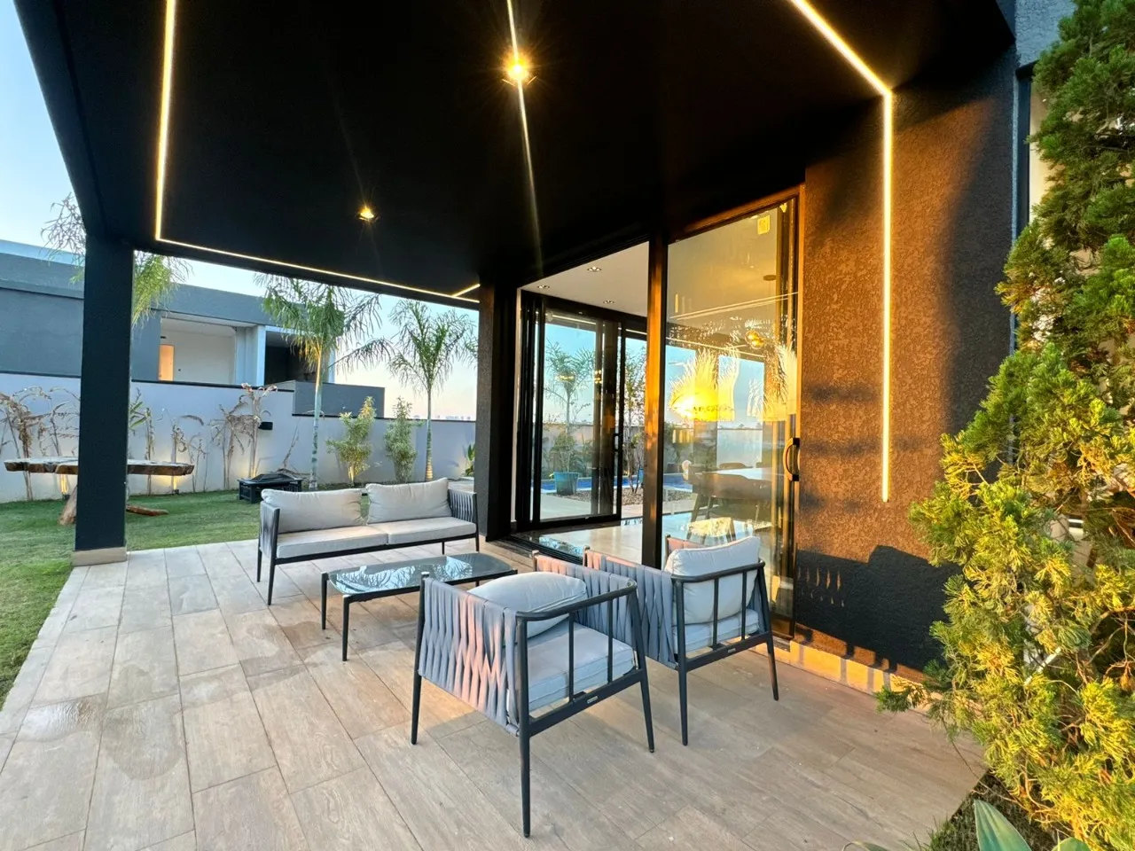 Imagem Luxuosa casa de 5 suítes em Alphaville Nova Esplanada, Votorantim-SP: 3 salas, 6 banheiros, 4 vagas, 460m². Venha conferir!