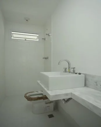 Imagem Belíssimo apartamento, totalmente reformado , amplas janelas, ensolarado, 04 dormitórios , banheir...