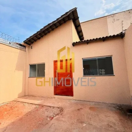 A casa possui 

- 3 quartos sendo 1 suíte 
- Sala
- Cozinha 
- 2 banheiros com nichos 
- 1 vaga de ...