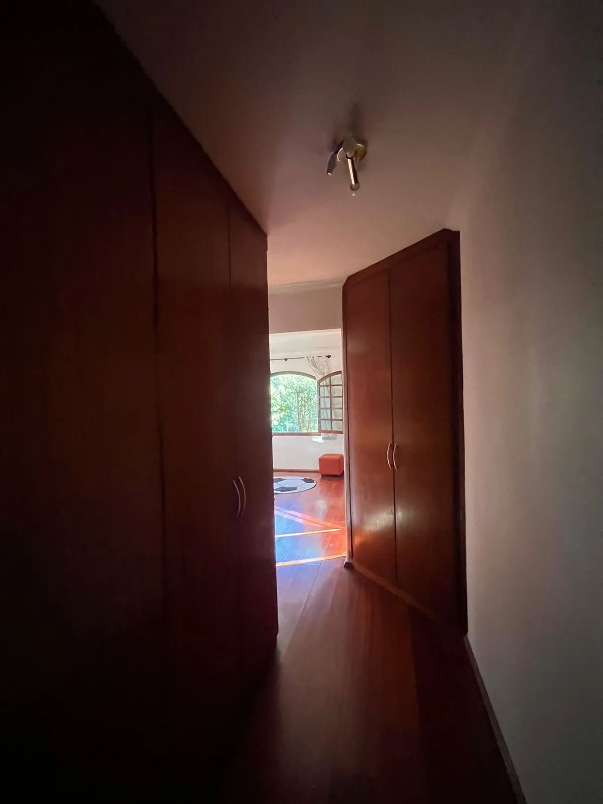 Imagem "Ampla Residência com 6 Dormitórios no Condomínio Residencial Isaura"
