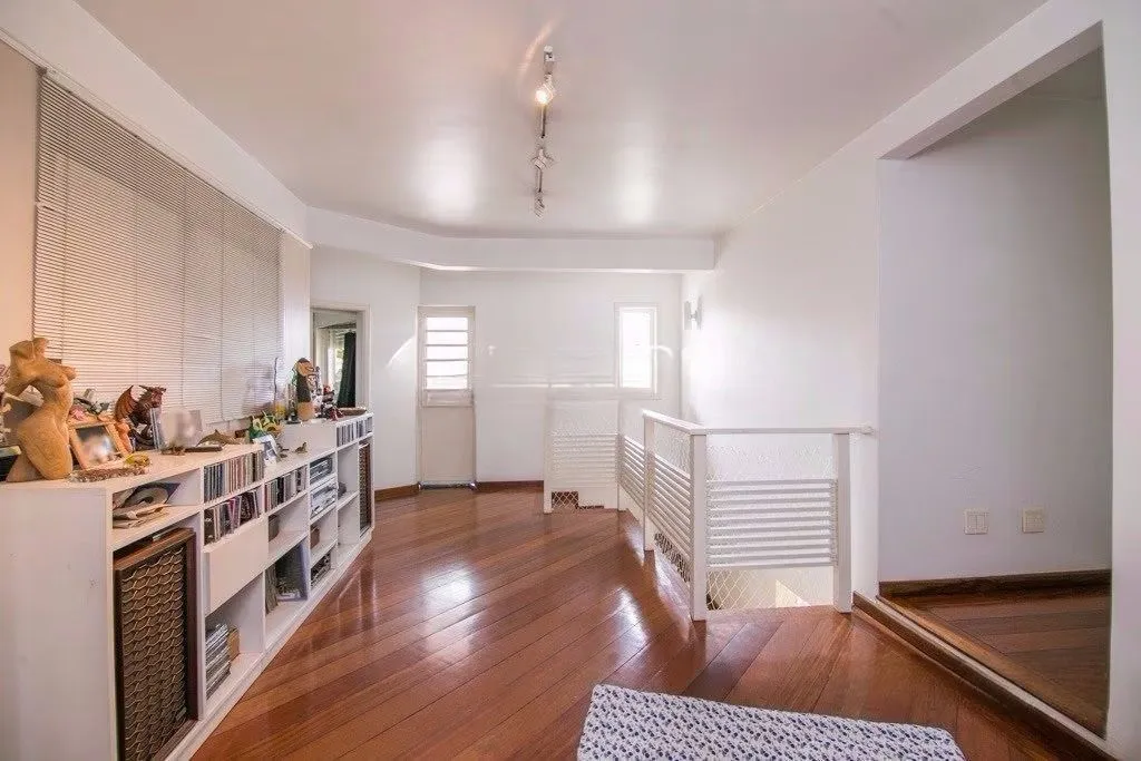 Imagem Casa de esquina com 6 dormitórios, 430m², piscina, 4 vagas