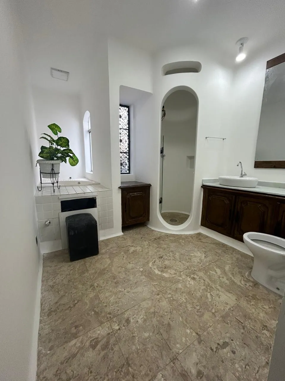 Imagem Residência Espaçosa e Moderna no Jardim Vergueiro: Três Quartos, Suíte e Ampla Área Externa