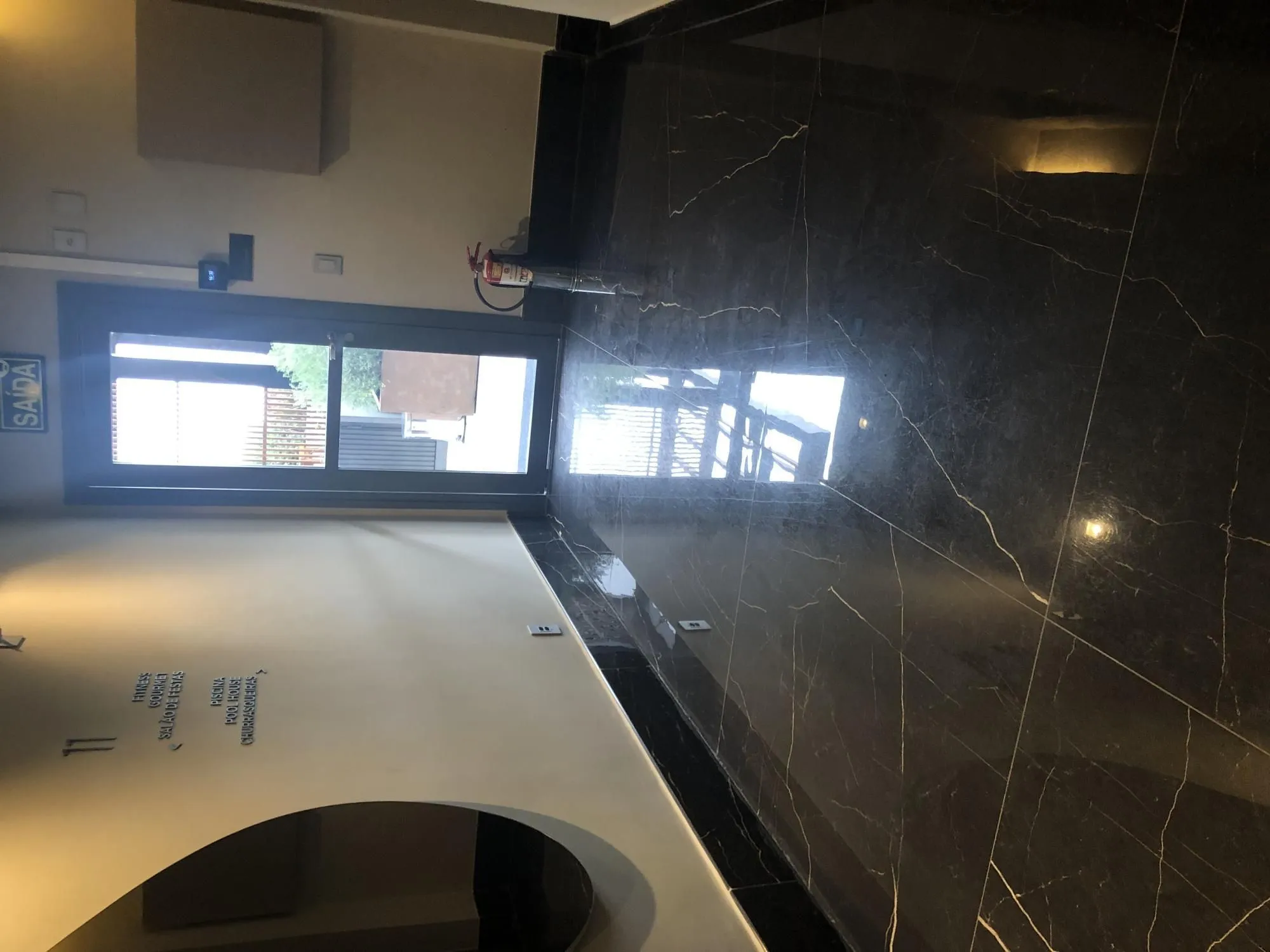 Imagem Apartamento desocupado e totalmente mobiliado com uma garagem