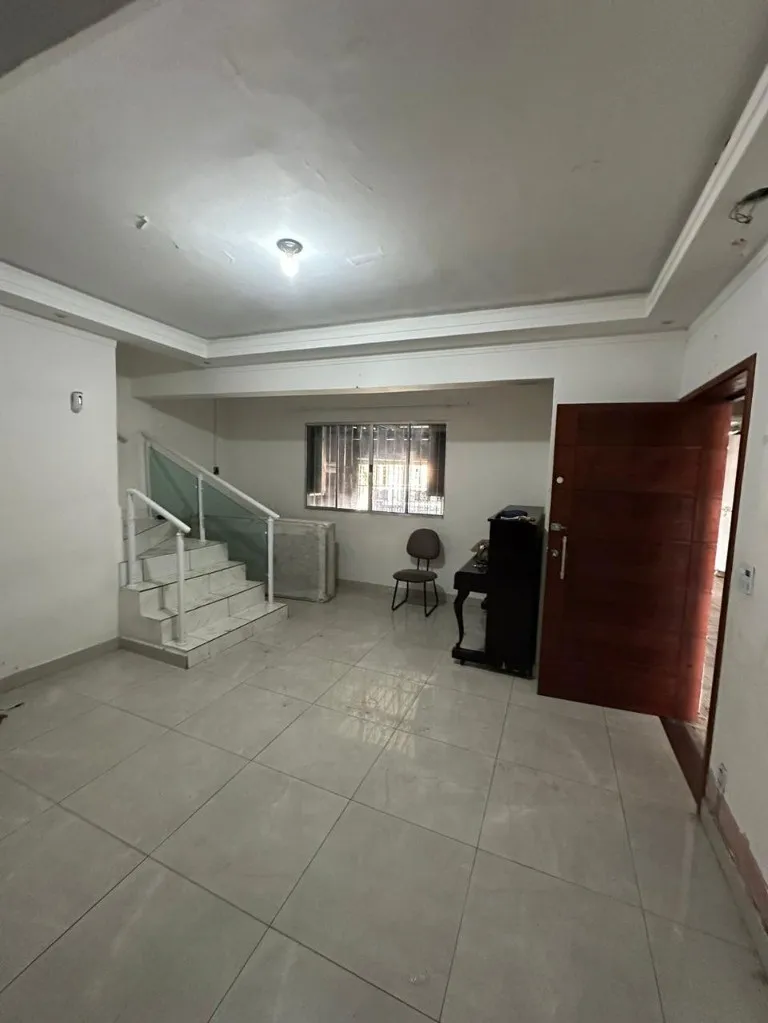 Imagem Sobrado de 3 quartos e 1 suíte na Vila Eldízia, Santo André-SP: 180m², 2 banheiros e 1 vaga de garagem!