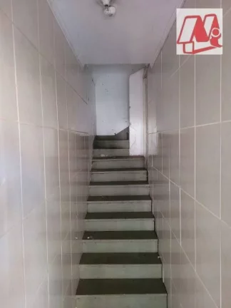 Imagem No bairro Bom Fim, prédio de 2 andares com pátio