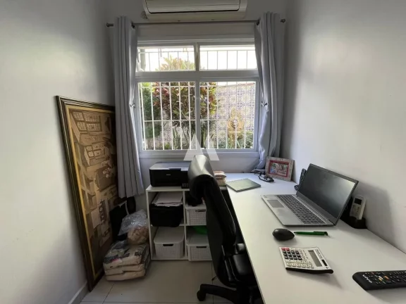 Imagem Casa sobreposta baixa vendida com porteira fechada, com piscina e churrasqueira