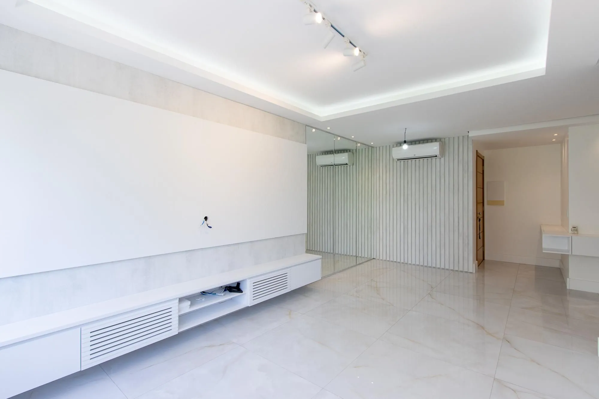 Imagem Apartamento totalmente reformado e impecável para locação - 3 quartos sendo uma suíte - Bairro Cavalhada