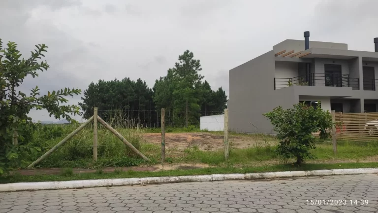 Imagem Terreno Residencial e Comercial de 360m² na Encantada - Garopaba/SC: Oportunidade Imperdível!