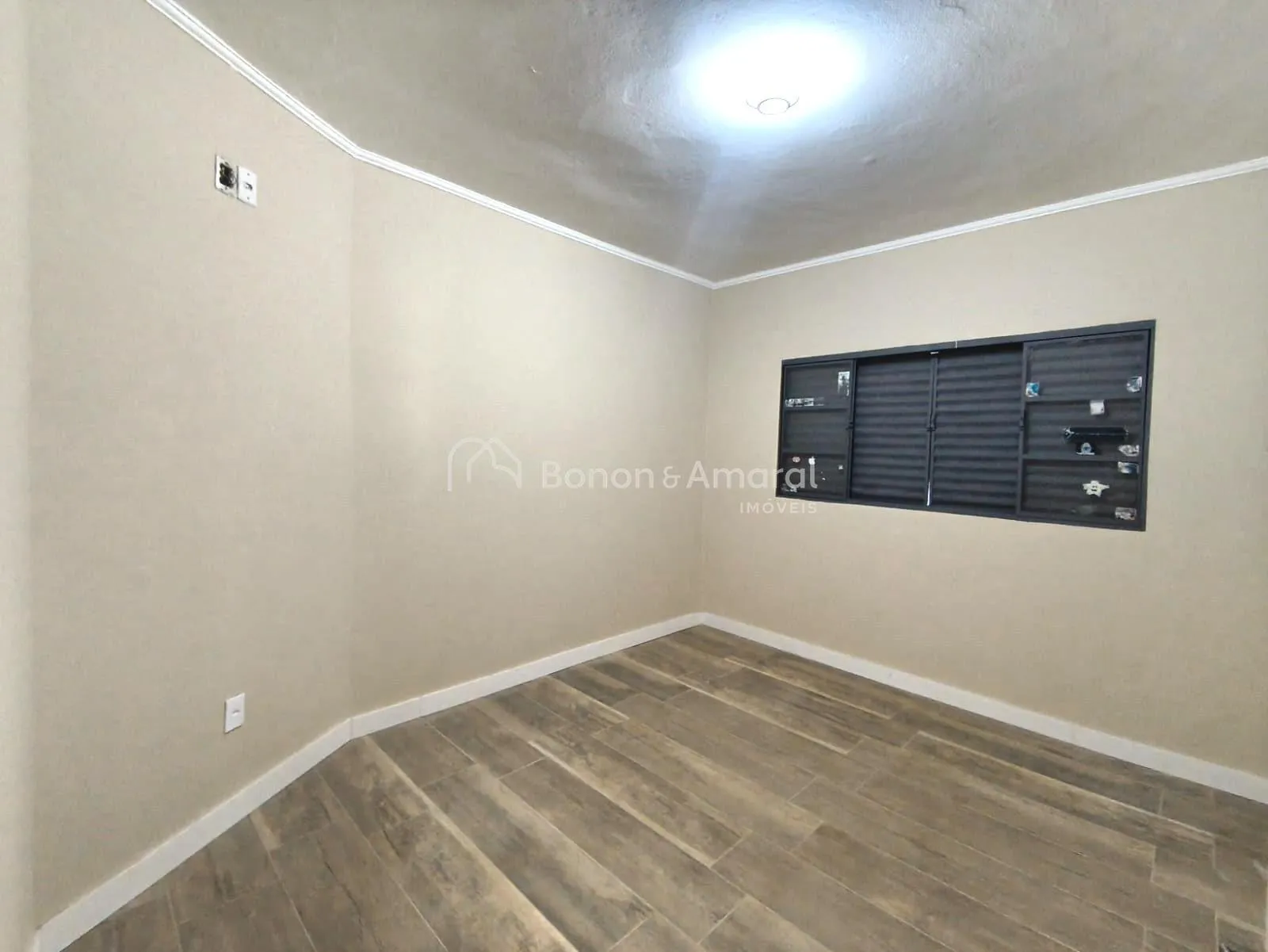 Imagem Casa Ampla com Duas Moradias Independentes, 4 Quartos, 6 Vagas e Quintal Espaçoso