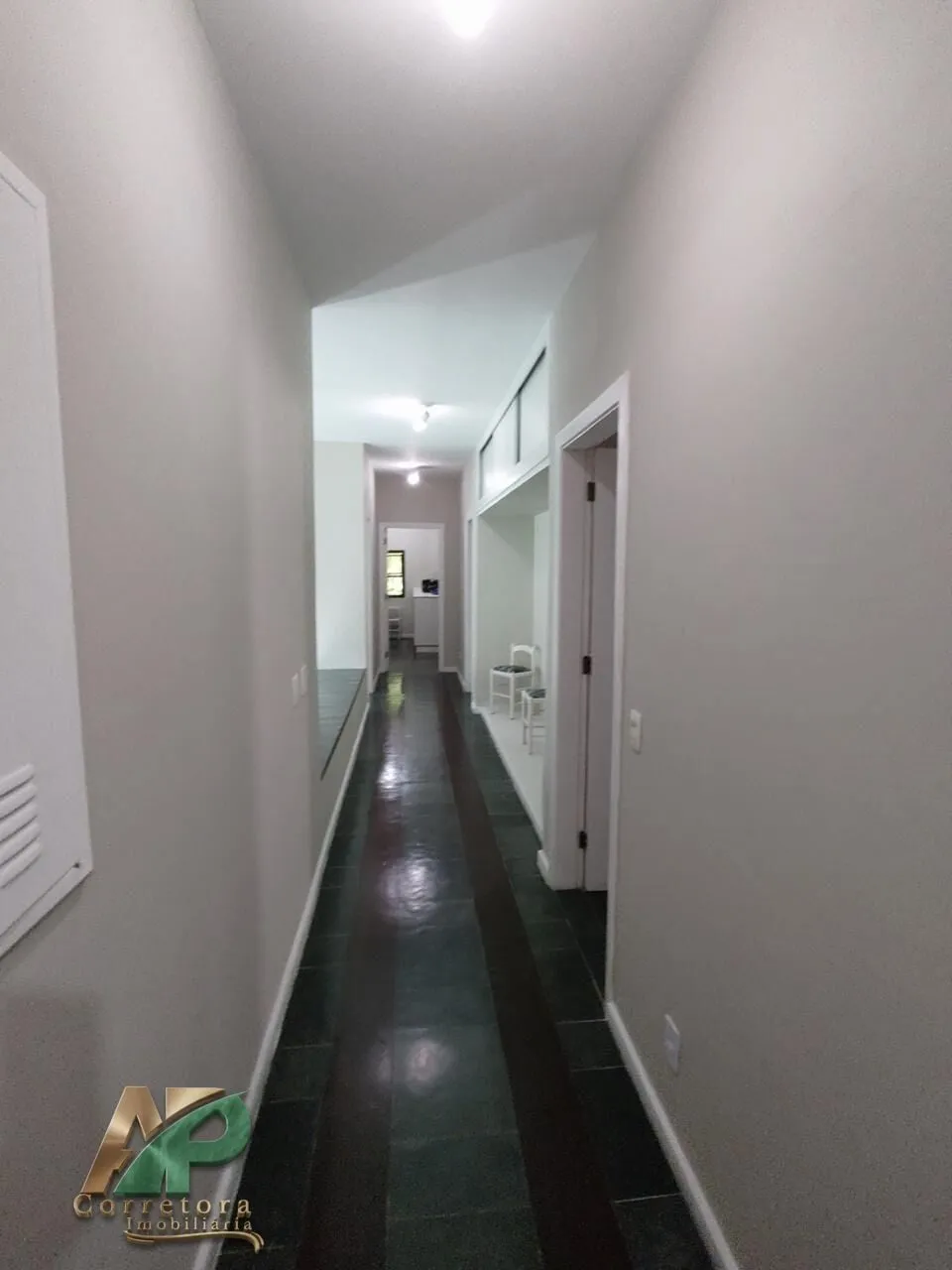 Imagem Mansão de Luxo à Venda no Condomínio Jardim Pernambuco II - Praia do Pernambuco, Guarujá | 4 Suítes, Piscina e Alto Padrão