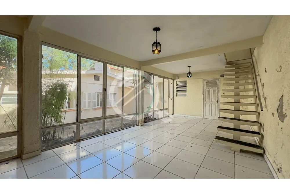 Imagem Ampla casa com 14 peças incluindo um anexo de 3 andares, salas com lareira, 2 suítes, 4 quartos, e...