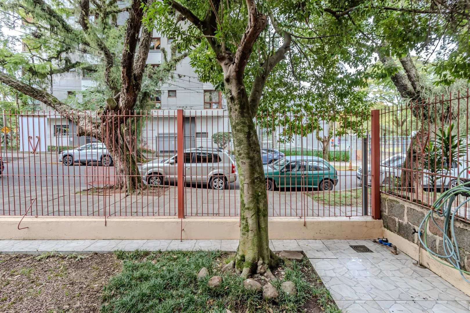 Imagem Apartamento no bairro Petrópolis de 2 dormitórios térreo com pátio DESOCUPADO