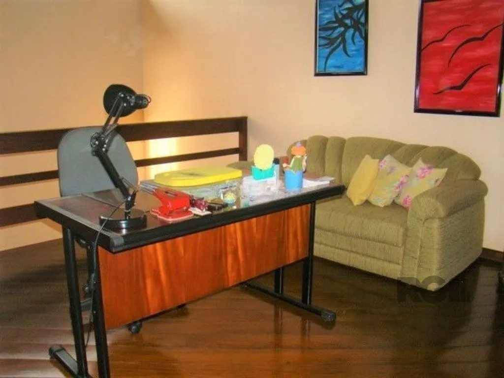 Imagem Casa de 370m² - 4 dormitórios, 2 suítes e 4 vagas de garagem no bairro Espírito Santo
