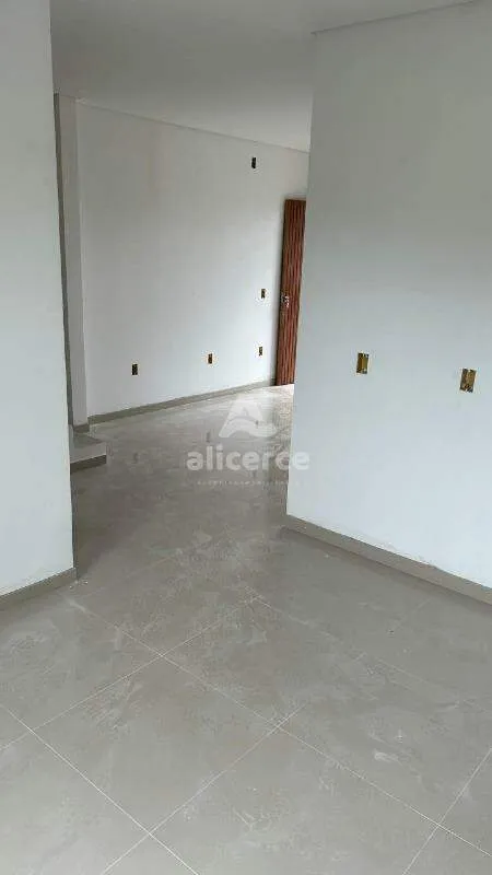Imagem Sobrado Novo à Venda - 2 Dormitórios I 2 Suítes I Passagem Lateral - em São José/SC