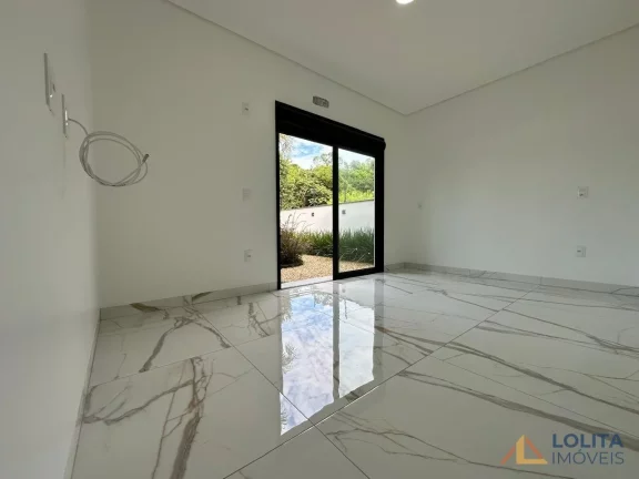 Imagem CASA COM 3 QUARTOS E 2 VAGAS DE GARAGEM À VENDA EM SÃO JOSÉ/SC