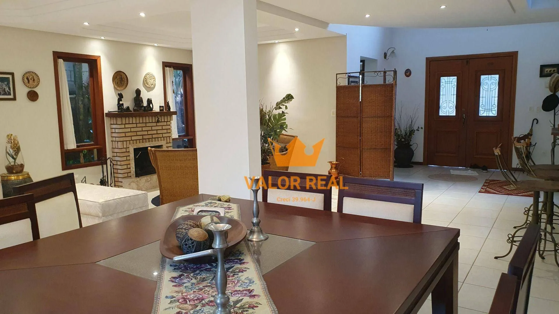 Imagem Casa em Condomínio de Alto Padrão, Venda ou Locação: AT 720 m2 e AC 390 m2, 4 suites, 4 vagas, piscina.