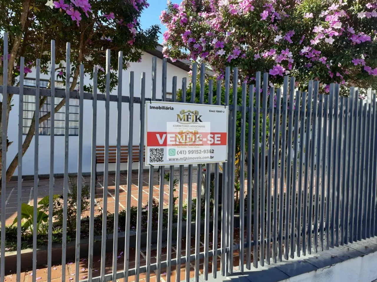 Imagem Imperdível: Casa à venda em Curitiba-PR, Boa Vista, 3 quartos, 1 suíte, 1 sala, 2 banheiros, 4 vagas de garagem.