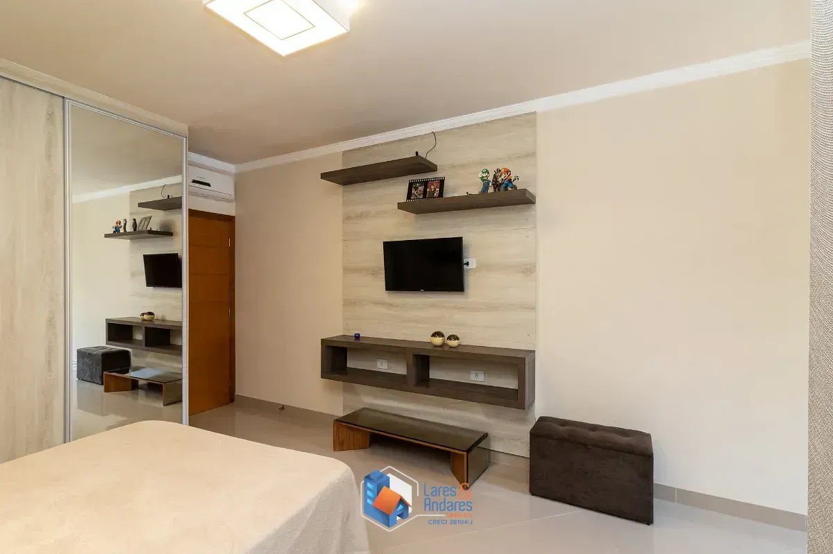 Imagem Sobrado para venda em Chácara Inglesa com 3 quartos, sendo 1 suíte, 364m²