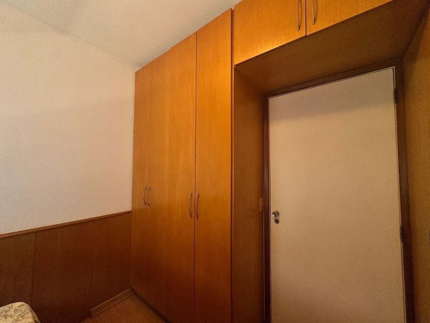 Imagem Apartamento dois dormitórios ( uma suíte) garagem/depósito Bairro Menino Deus