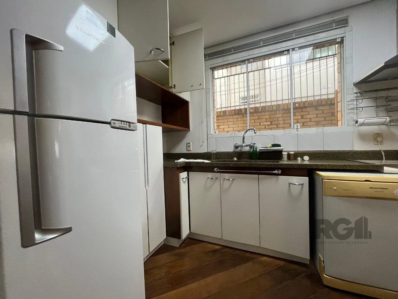 Imagem Casa de três quartos, suíte e quatro vagas de garagem no bairro Menino Deus em Porto Alegre