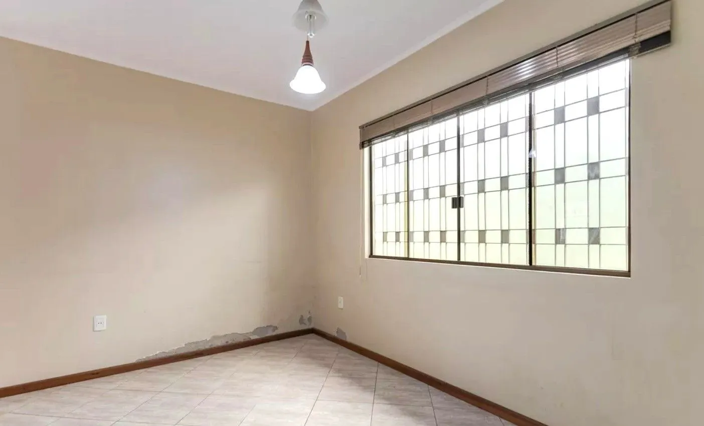 Imagem Casa no bairro Jardim Sabará de 4 dormitórios e 3 vagas DESOCUPADA