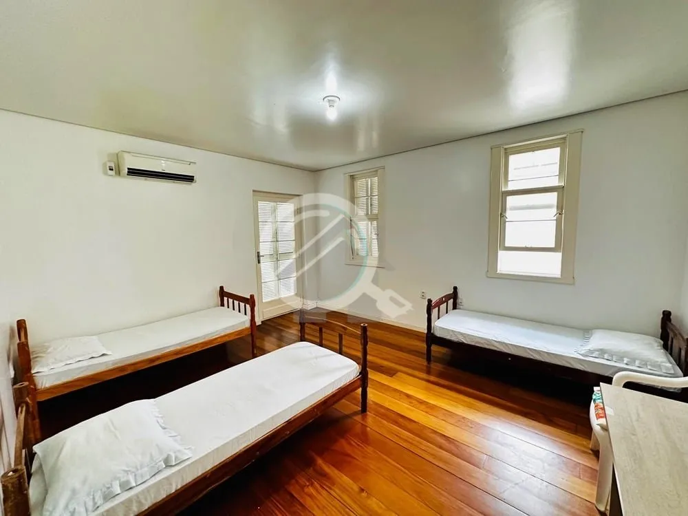 Imagem Casa, 2 pisos, no bairro Floresta, com 4 dormitórios, sala ampla, cozinha, 3 banheiros, lavabo. Vag...