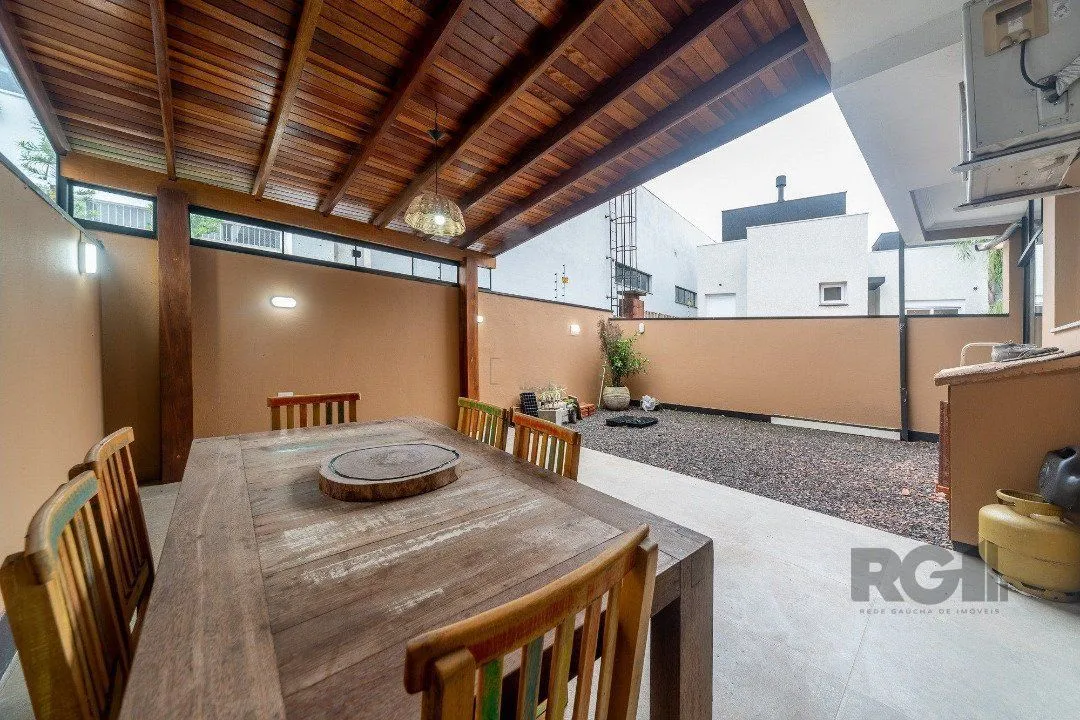 Imagem Casa em condominio com excelente padrão construtivo, possui 3 dormitórios, sendo 1 suíte máster com closet e sacada