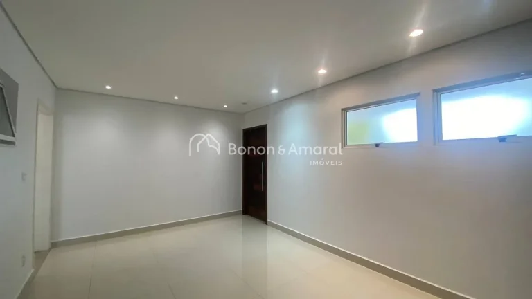Imagem 3 suítes, sendo 2 suítes no térreo. A suíte principal possui closet, oferecendo mais conforto e ...