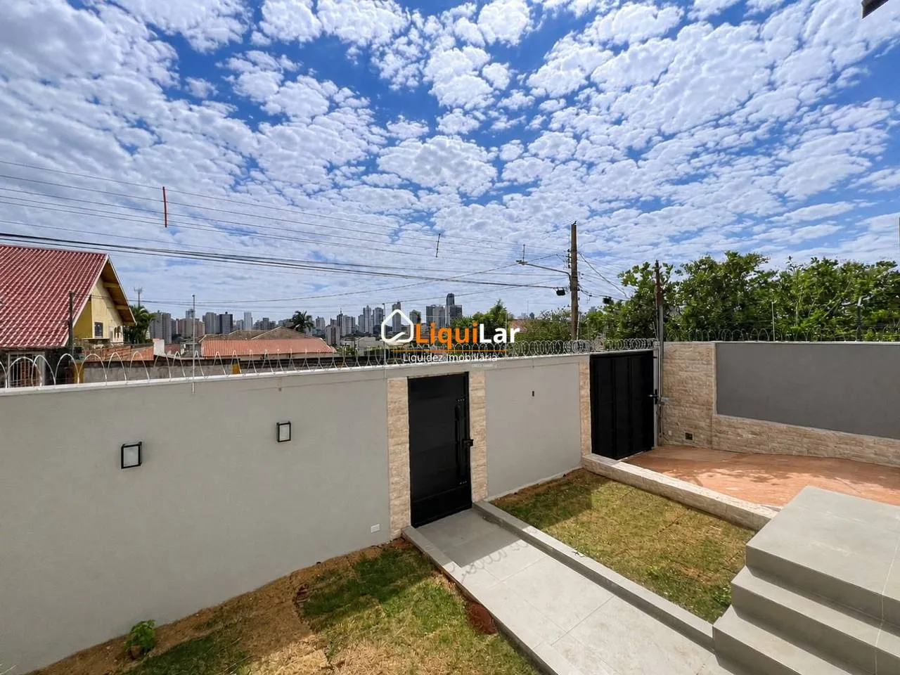 Imagem Sobrado com Aptidão Comercial na Vila Rosa Pires | 4 Quartos, Suíte e Localização Estratégica