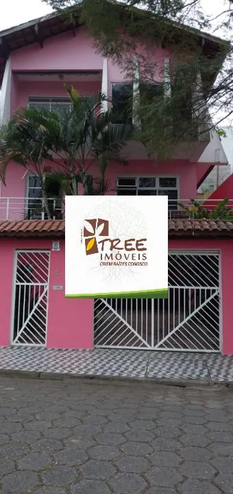 VENDA DE SOBRADO NO JARDIM RINCÃO, EM ARUJÁ/SP, 411m² com 2 suítes, ar-condicionado, sala 2 ambientes, piscina, churrasqueira e 2 vagas. CONSULTE-NOS.