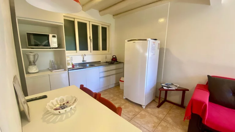Imagem Pousada Comercial à Venda em Garopaba-SC: 3 Quartos, 4 Banheiros, 5 Vagas, 230m² - Não Perca!