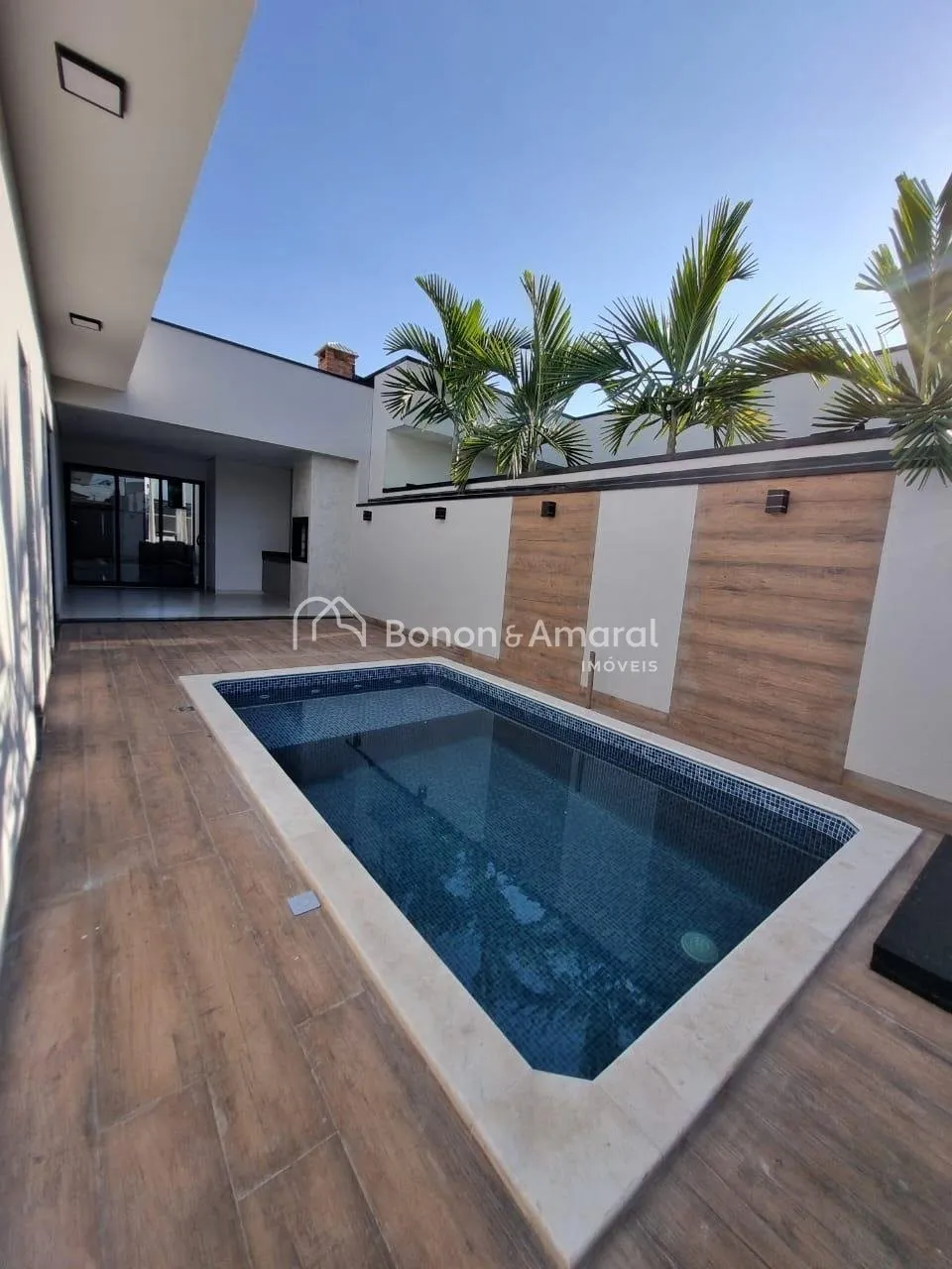 Imagem Casa à venda no condomínio Campos do Conde 2 em Paulínia, com 3 suítes e piscina.
