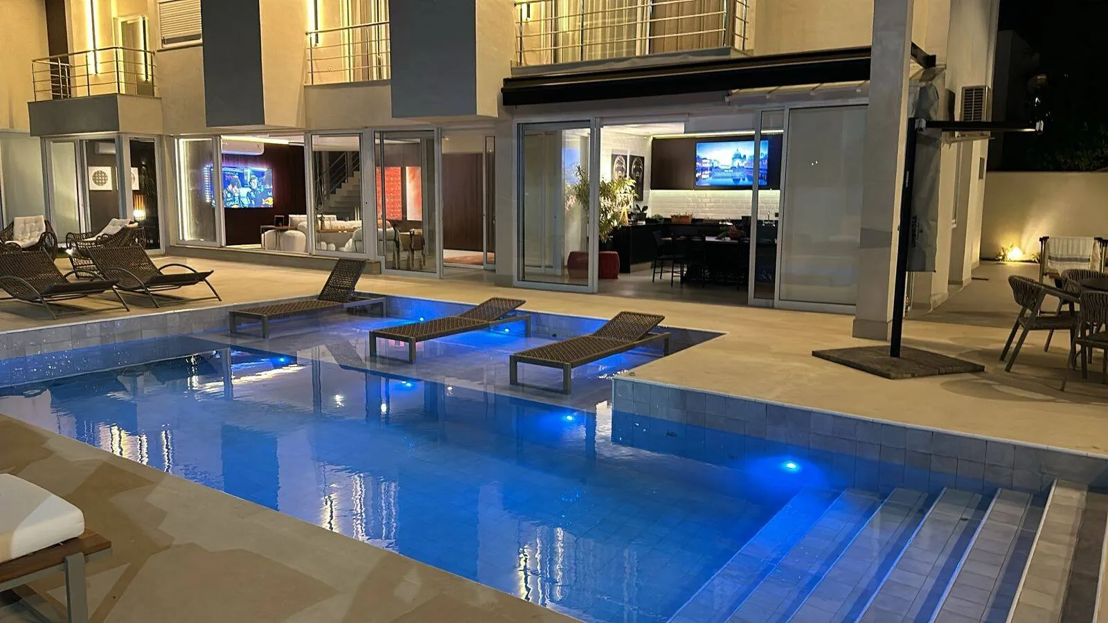 Imagem Luxuosa Casa de Condomínio em Alphaville - 4 Suítes, Lazer Completo e Acabamento Sofisticado