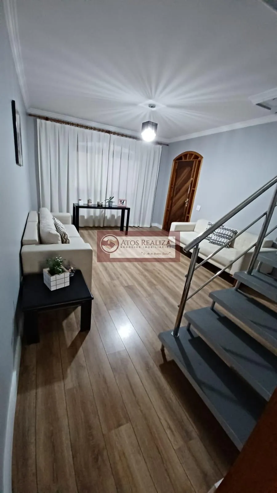 Imagem Alugo casa no Jardim Germania. Sobrado com 200m² de àrea util, 3 Dormitirios com planejados, sendo 2 Suítes, 2 salas, 6 banheiros, 2 vagas de garagem coberta, area de serviço com pia e churrasqueira, com àrea de serviço, Agende uma visita.