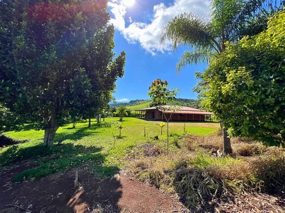 Refúgio de Charme e Sol: Chácara Plana com Vista Eterna para o Baú em São Bento do Sapucaí