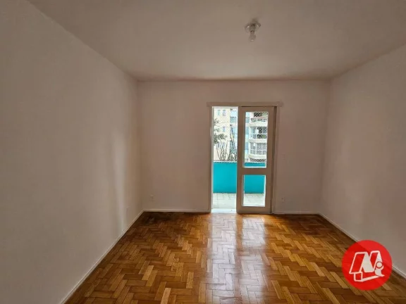 Imagem Apartamento 3 dormitórios (1 suíte). Dependência com wc auxiliar e sacada.